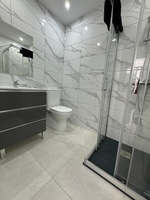 Een douche, een haardroger, handdoeken, zeep