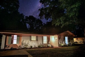 Exterior - Charming cottage near beach: Fenced Yard, Firepit, Pets OK, King Bed - Sleeps 8 (Long Beach)