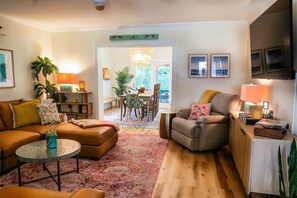 Smart TV - Charming cottage near beach: Fenced Yard, Firepit, Pets OK, King Bed - Sleeps 8 (Long Beach)