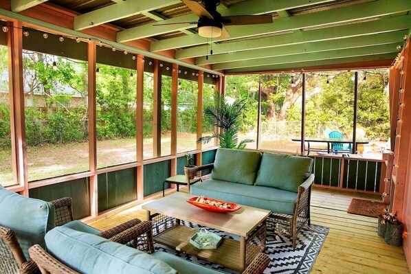 Smart TV - Charming cottage near beach: Fenced Yard, Firepit, Pets OK, King Bed - Sleeps 8 (Long Beach)