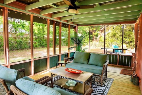 Charming cottage near beach: Fenced Yard, Firepit, Pets OK, King Bed - Sleeps 8
