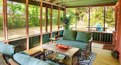 Charming cottage near beach: Fenced Yard, Firepit, Pets OK, King Bed - Sleeps 8