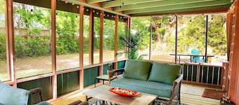 Charming cottage near beach: Fenced Yard, Firepit, Pets OK, King Bed - Sleeps 8