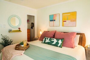 4 bedrooms, iron/ironing board, WiFi, bed sheets - Charming cottage near beach: Fenced Yard, Firepit, Pets OK, King Bed - Sleeps 8 (Long Beach)