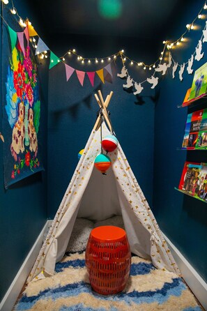 Children's area - Charming cottage near beach: Fenced Yard, Firepit, Pets OK, King Bed - Sleeps 8 (Long Beach)