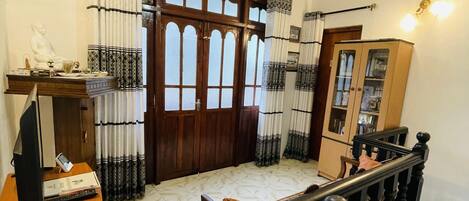 المنشأة من الداخل