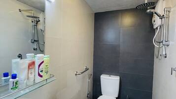 Dusche, Bidet, Handtücher, Seife