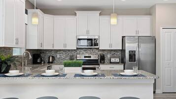 Casa Comfort, 6 camere da letto, piscina privata, vista resort | Cucina privata | Frigorifero, microonde, forno, piano cottura