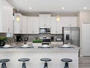 Comfort House, 6 Bedrooms, Private Pool, Resort View | Private kitchen | Fridge, microwave, oven, stovetop - Sun Gathering House (Davenport)