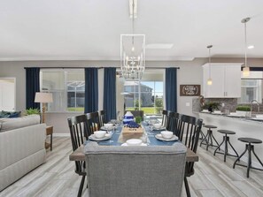 Hus – comfort, 6 soverom, privat basseng, resort-utsikt | Spiseområde på rommet