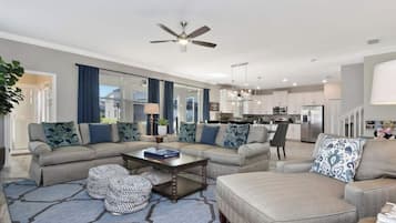 Casa Confort, 6 habitaciones, alberca privada, vista al resort | Sala de estar | Smart TV, consola de videojuegos, reproductor de DVD y libros