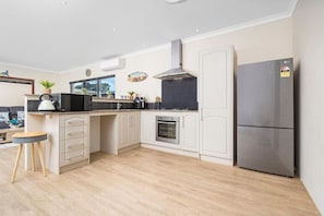 Kjøleskap, mikrobølgeovn, ovn og kokeplater