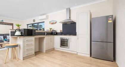 Entire Spacious 4 BR Home near Beach, Foreshore, City Centre, 80" TV, Wi-Fi etc