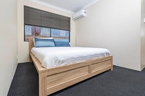 4 bedrooms, desk, iron/ironing board, free WiFi