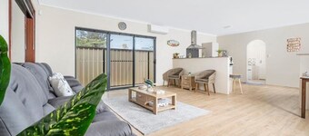 Entire Spacious 4 BR Home near Beach, Foreshore, City Centre- Fantastic Location