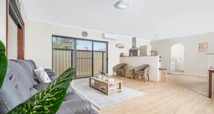 Entire Spacious 4 BR Home near Beach, Foreshore, City Centre- Fantastic Location