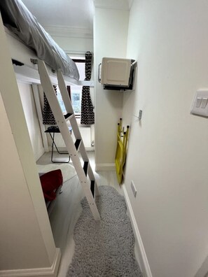 1 slaapkamer, een strijkplank/strijkijzer, wifi, beddengoed