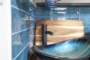 Een haardroger, handdoeken, toiletpapier