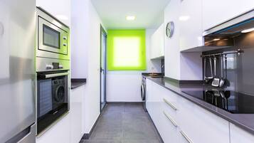 Geladeira grande, micro-ondas, fogão, cooktop