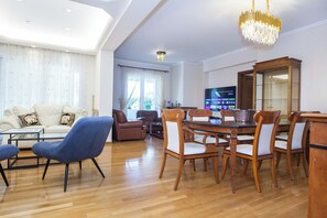TV - Luxe 3 Bd Penthouse 5 Min from Drosia (Dionysos)