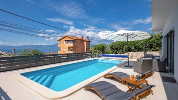 Piscina all'aperto, una piscina riscaldata