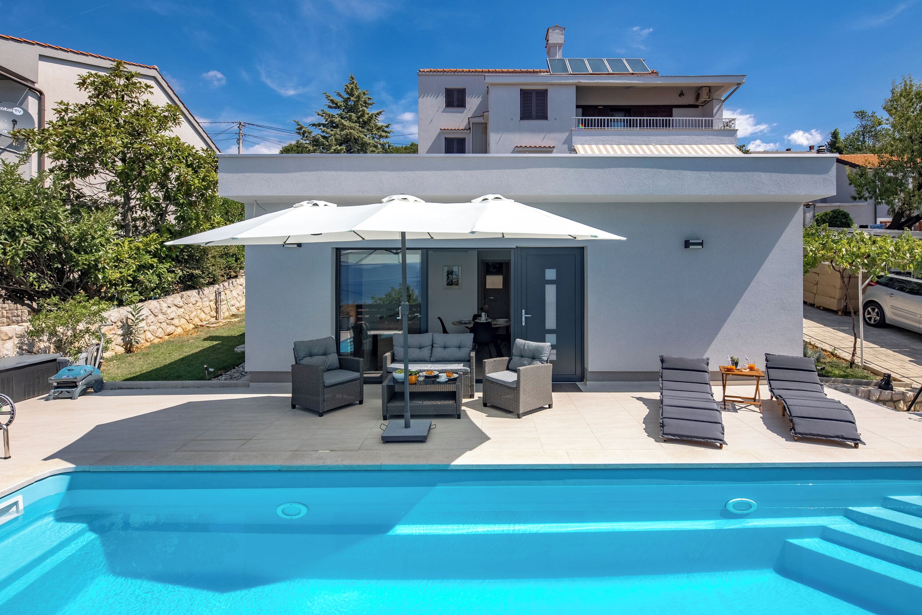 Kolam renang outdoor dan sebuah kolam renang air hangat