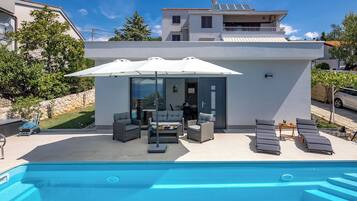 Kolam renang outdoor dan sebuah kolam renang air hangat