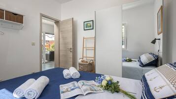 2 kamar tidur, setrika/meja setrika, Wi-Fi gratis, dan seprai linen