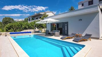 Kolam renang outdoor dan sebuah kolam renang air hangat