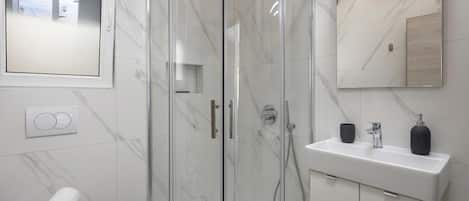 Family House, Multiple Bedrooms, Mountainside (Holiday Home Sole) | Bathroom