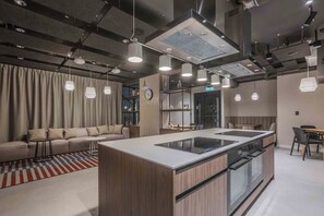 Een minikoelkast, een microgolfoven, een oven, een kookplaat