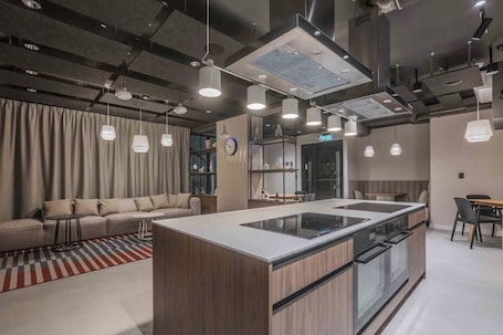 Frigobar, microondas, horno, placa de cocina