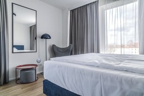 Escritorio, espacio para trabajar con laptop y cortinas blackout 
