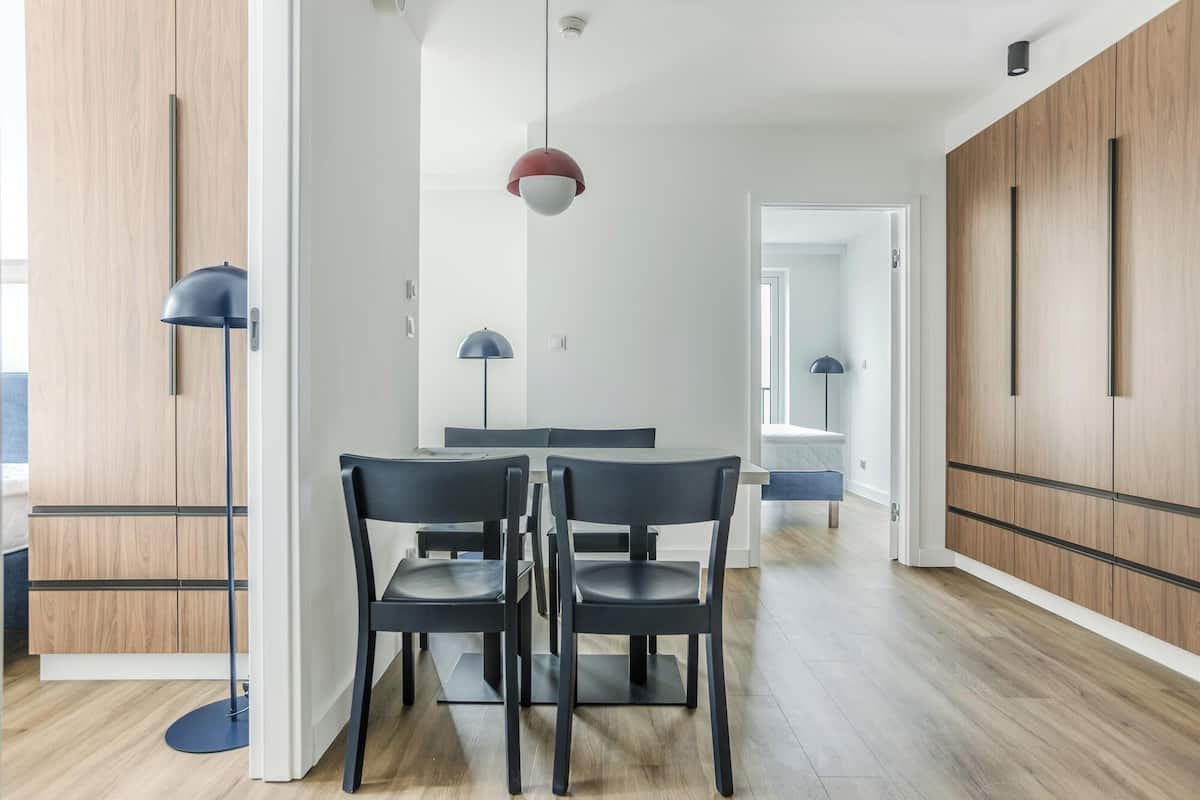 Large studio with balcony | Een bureau, een laptopwerkplek, verduisterende gordijnen