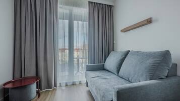 Spacious studio with balcony | Desk, laptop workspace, blackout drapes, soundproofing