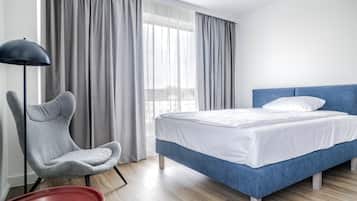 Standard studio | Desk, laptop workspace, blackout drapes, soundproofing