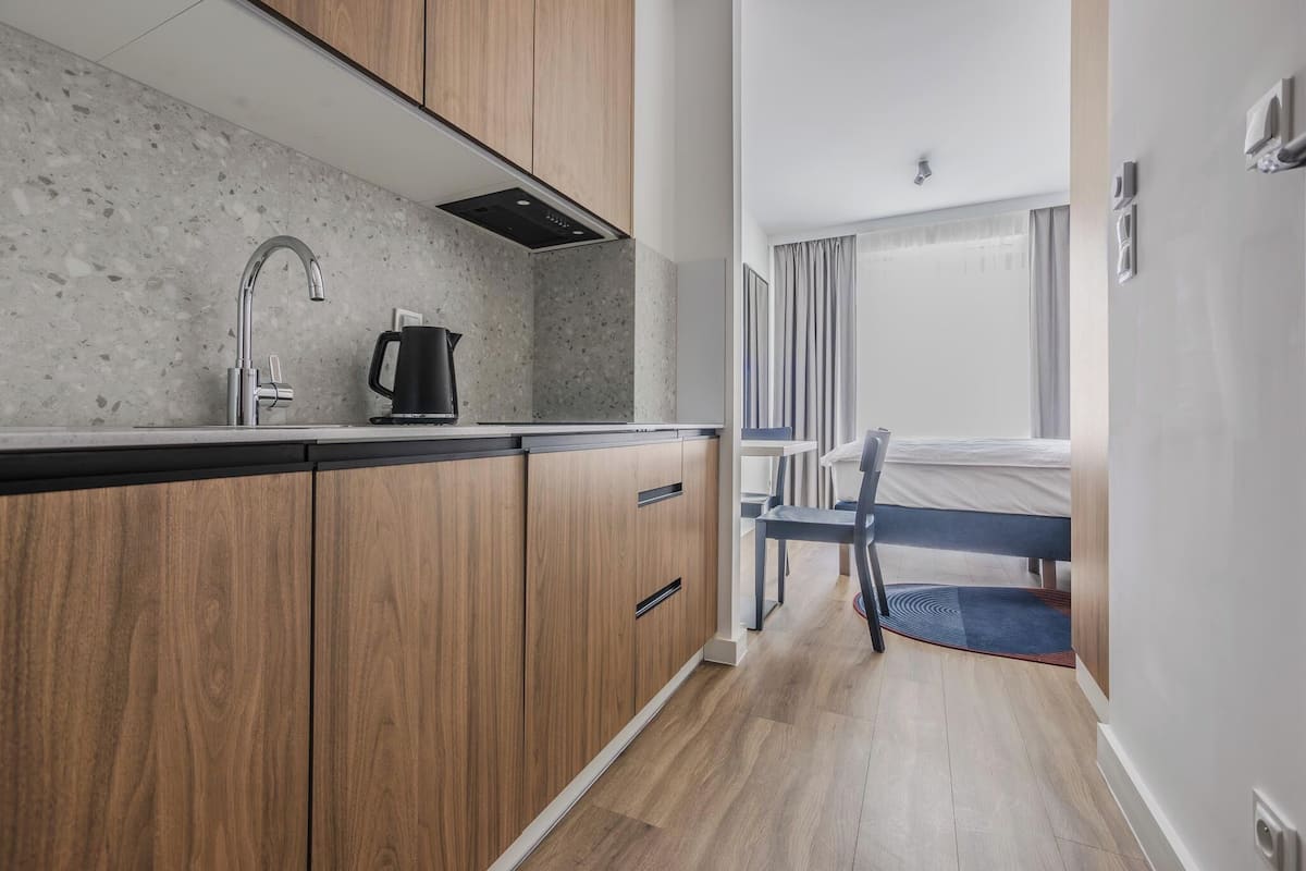 Compact studio with balcony | Een bureau, een laptopwerkplek, verduisterende gordijnen