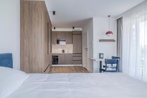 Standard studio with balcony | Desk, laptop workspace, blackout drapes, soundproofing