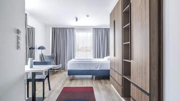 Escritorio, espacio para trabajar con laptop y cortinas blackout