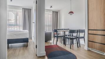 Escritorio, espacio para trabajar con laptop y cortinas blackout