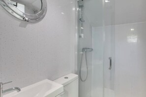 Haartrockner, Handtücher, Toilettenpapier