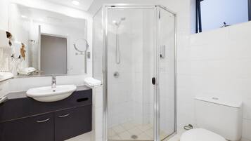 Shower, hair dryer, towels, shampoo