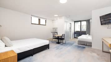Quadruple Room | Desk, laptop workspace, iron/ironing board, free WiFi