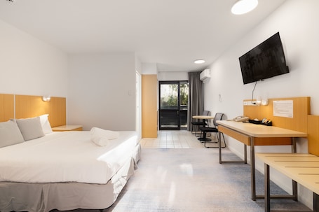 Desk, laptop workspace, iron/ironing board, free WiFi. Asraport Motel