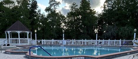 Utomhuspool och uppvärmd pool