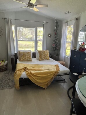 2 soverom, skrivebord, strykejern/-brett og reiseseng for barn