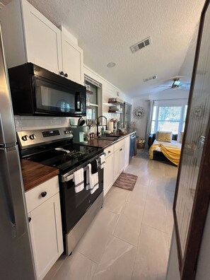 Kjøleskap, mikrobølgeovn, ovn og kokeplater