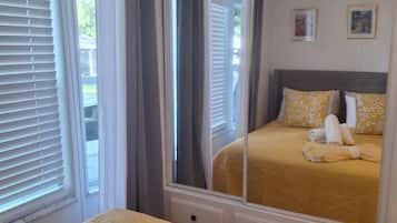2 bedrooms, desk, iron/ironing board, travel crib