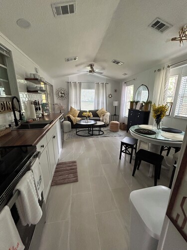 Beautiful Cottage! Your Home Away From Home.  4 miles from Disney, Kissimmee