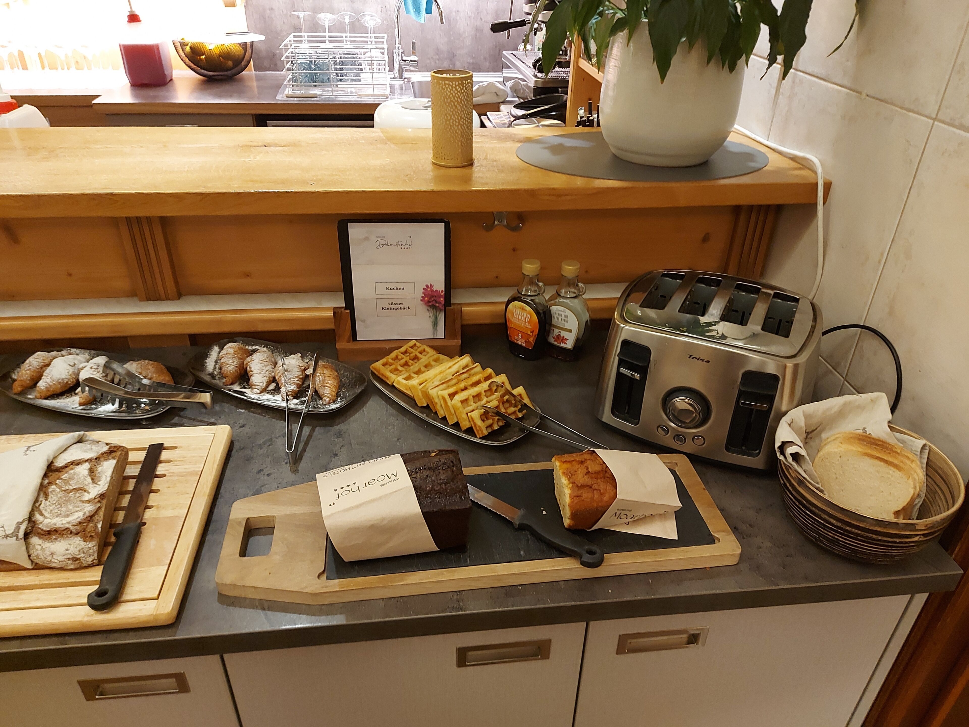Aamiainen tarjoillaan buffetpöydästä, ja valikoimaan kuuluu croissantteja, vohveleita ja leivänpaahdin.